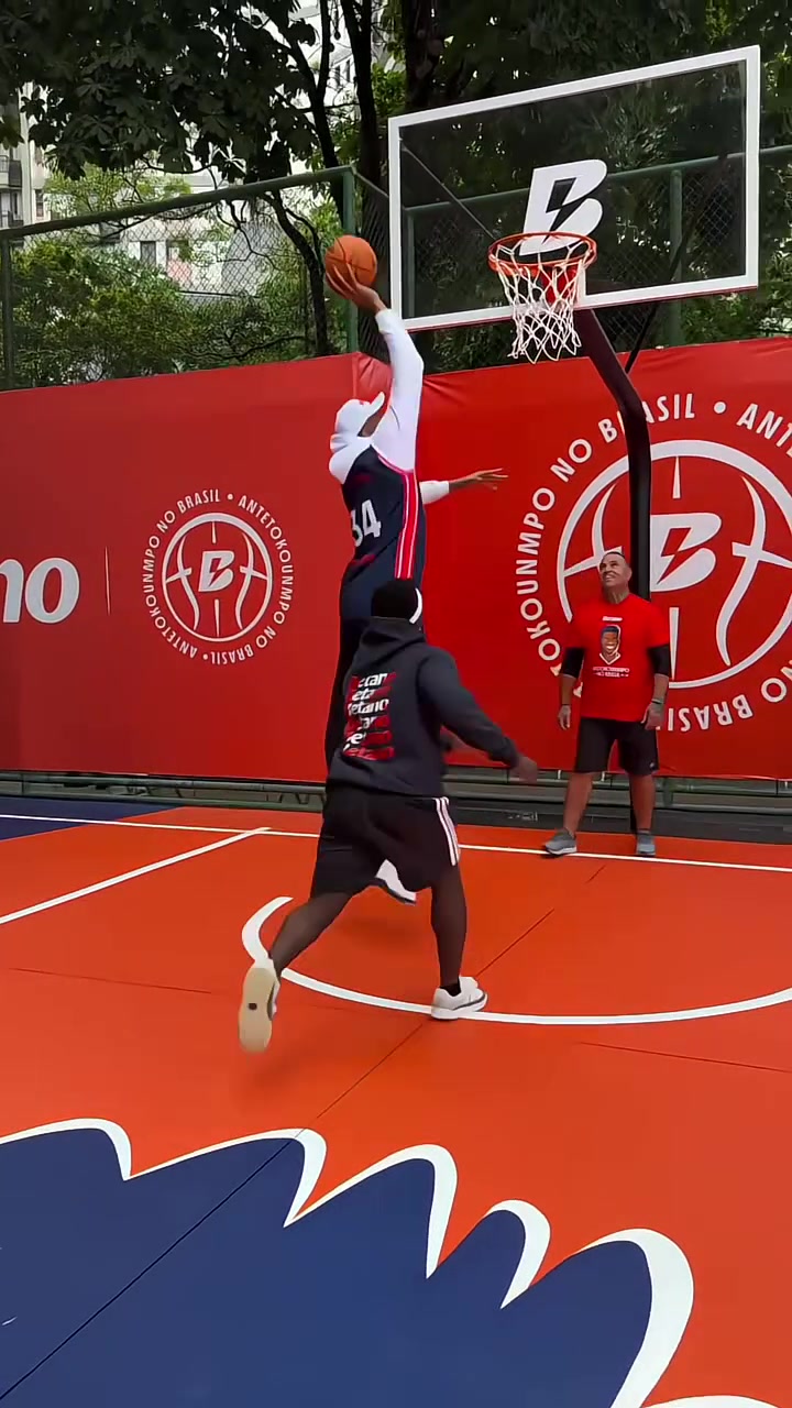 爱游戏体育-字母哥重返赛场，重返赛场首场状态出色，塞尔维亚队观众沸腾！热度持续攀升(字母哥的盖帽视频)